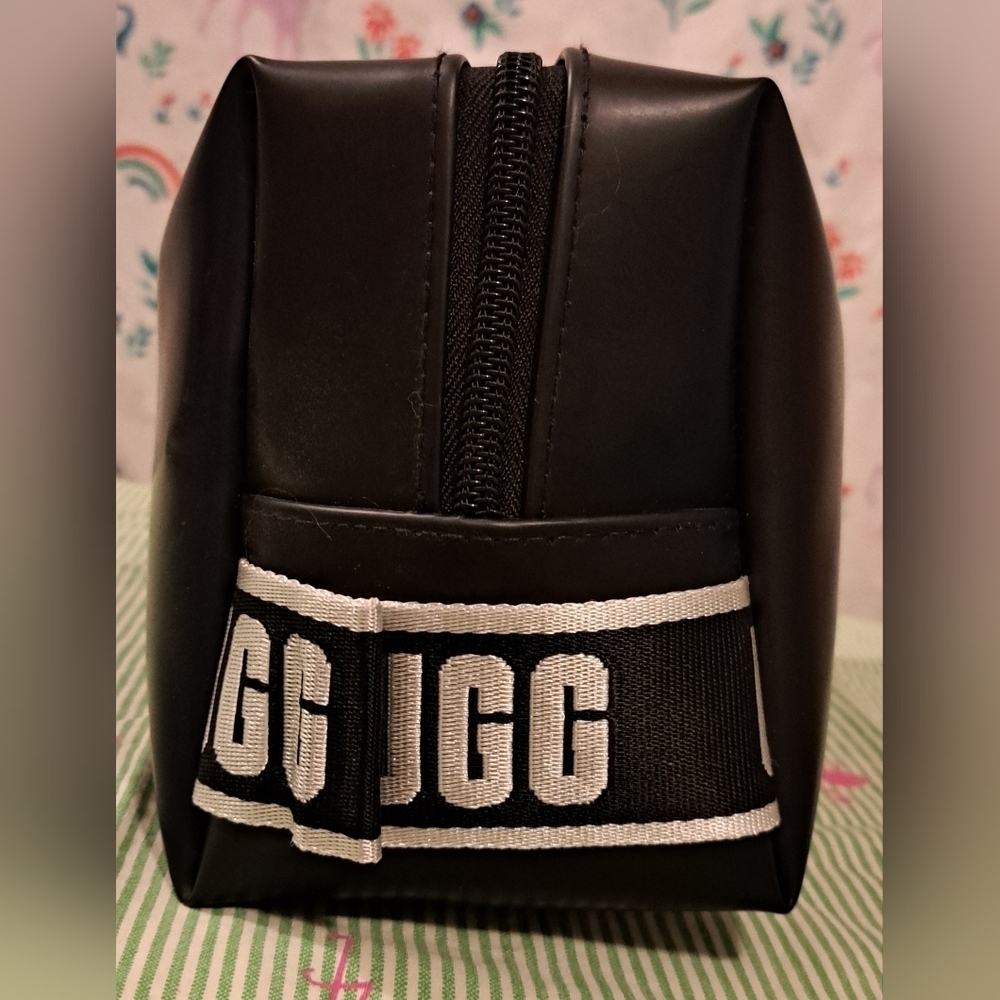 NWT UGG Black Rubber Waterproof Cosmetic Makeup Beauty Unisex Travel Pouch Bag - Picture 3 of 7